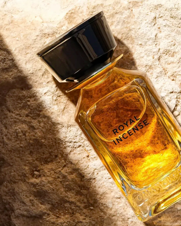 Flacon van Oman Luxury Royal Incense parfum op een zonovergoten stenen ondergrond.