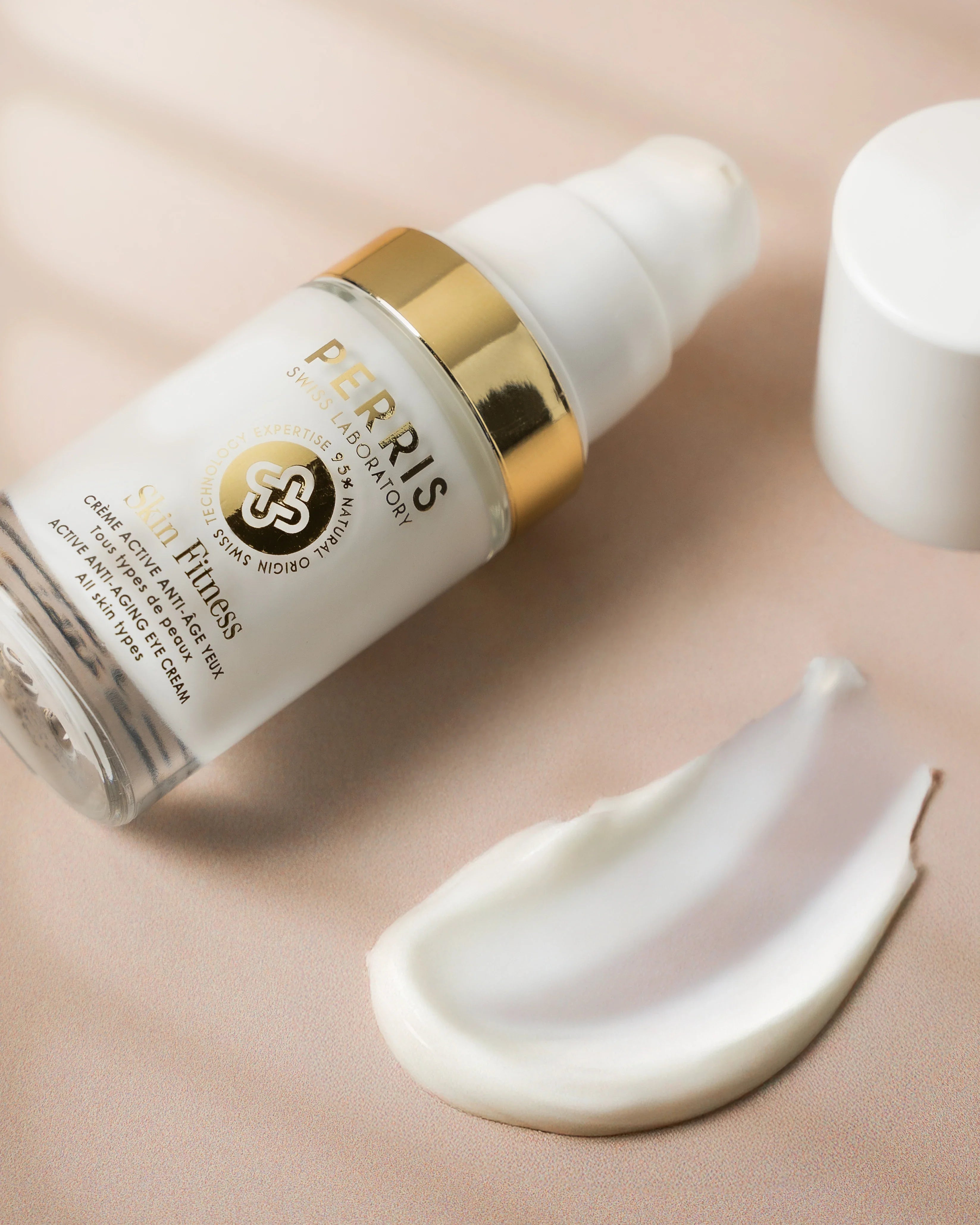 Luxe oogcrème van Perris Skin Fitness met anti-aging werking voor alle huidtypes, gefotografeerd op een neutrale achtergrond met crème-textuur op de voorgrond.