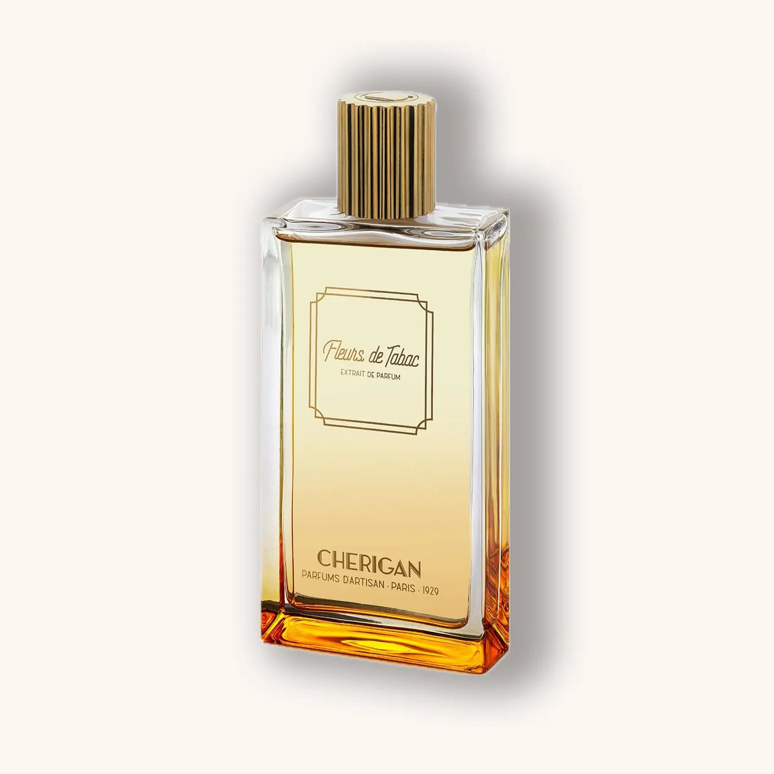 Een slanke glazen flacon van Cherigan Fleurs de Tabac, met een gouden dop en een elegant label dat een gevoel van luxe en verfijning uitstraalt. De vloeistof binnenin heeft een warme, amberkleurige tint.