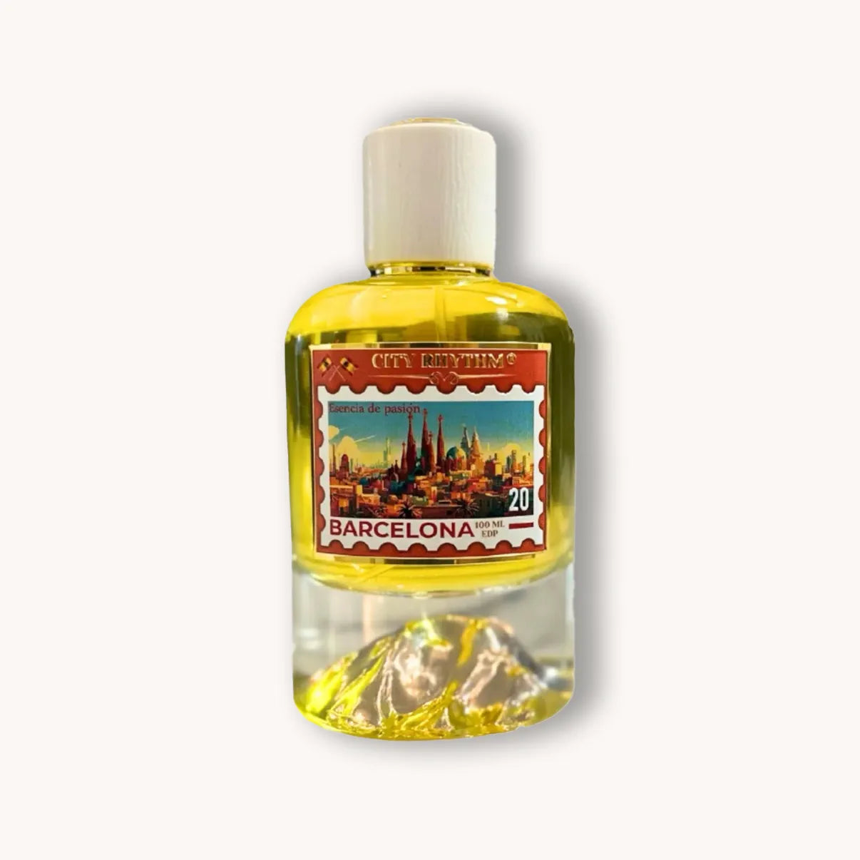 Afbeelding van een parfumfles van City Rhythm met de geur “Barcelona”, voorzien van een kleurrijk etiket met beelden van Barcelona.