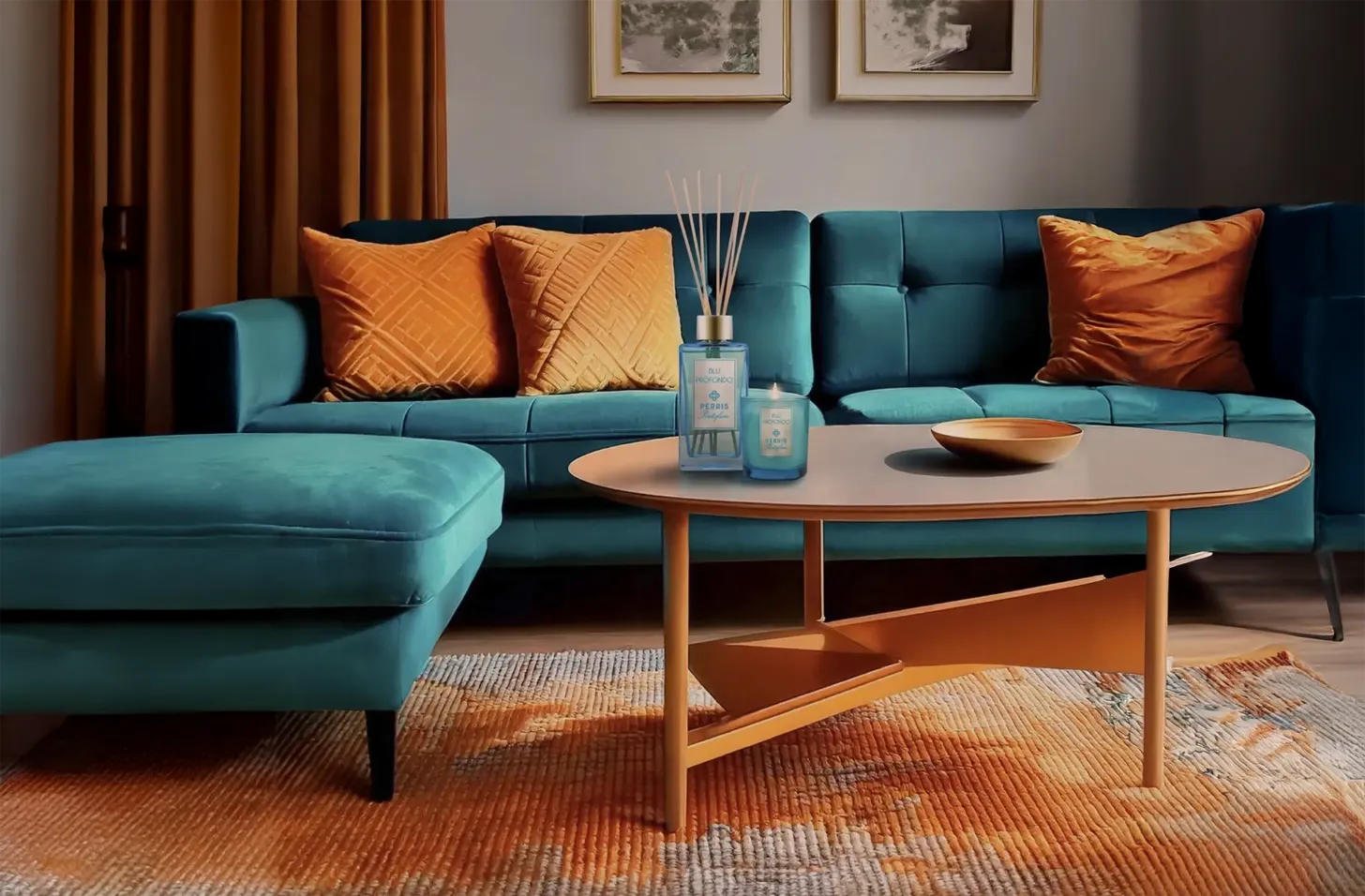 Moderne woonkamer met een turquoise bank en oranje kussens, waarop een geurkaars en geurstokjes van Perris Portofino op een houten salontafel staan.