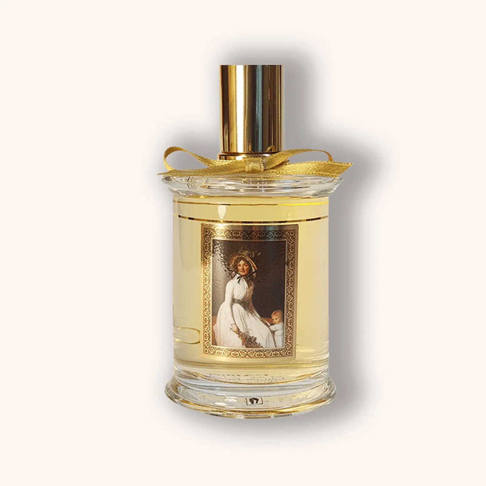 Flacon van MDCI L’Aimée parfum met een licht gouden vloeistof, een gouden lint en een klassiek portret van een vrouw in een witte jurk op het etiket.