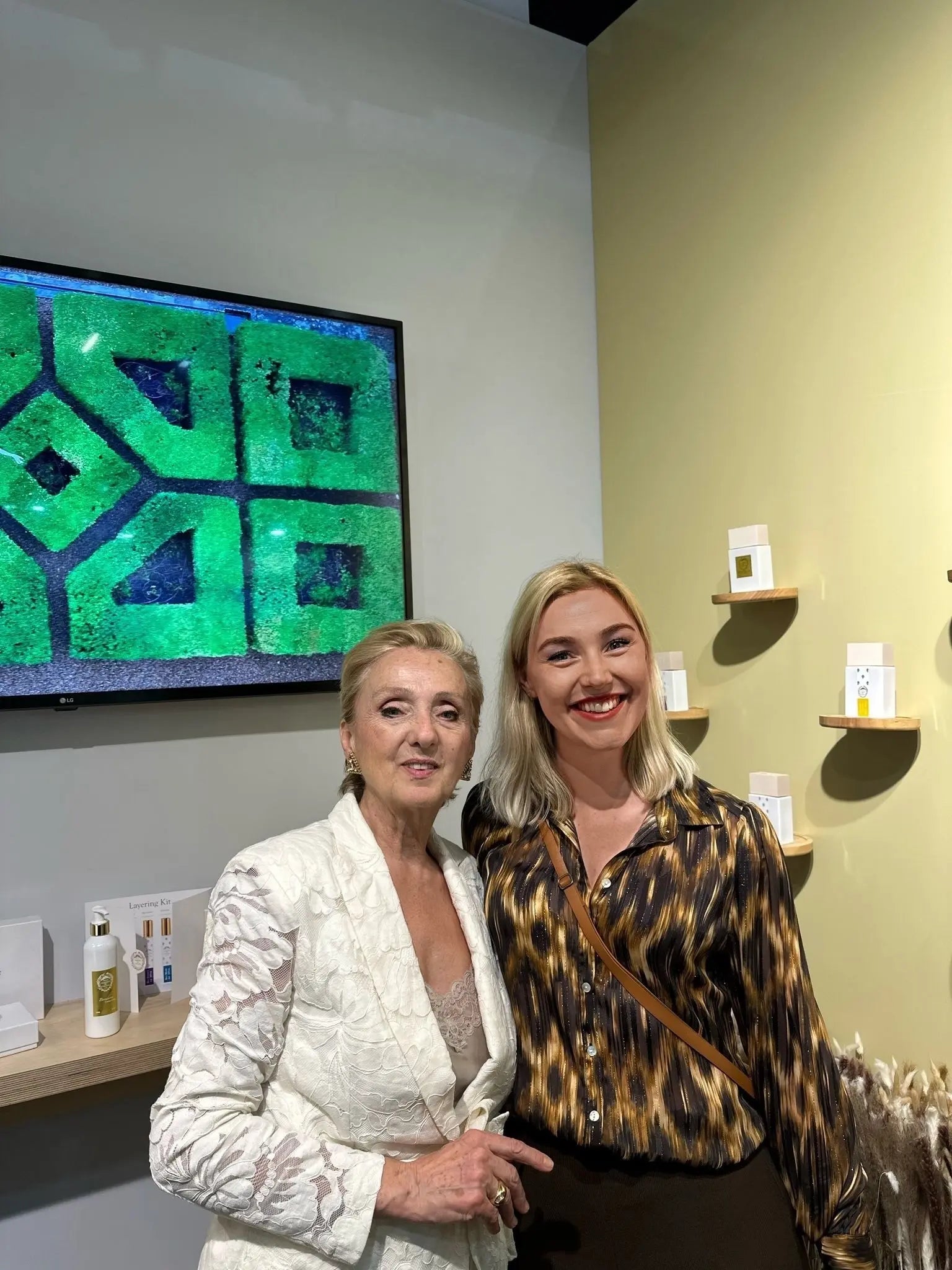 Founder Nikki samen met de oprichter van Giardini di Toscana op de merkstand tijdens Esxence 2025 in Milaan.