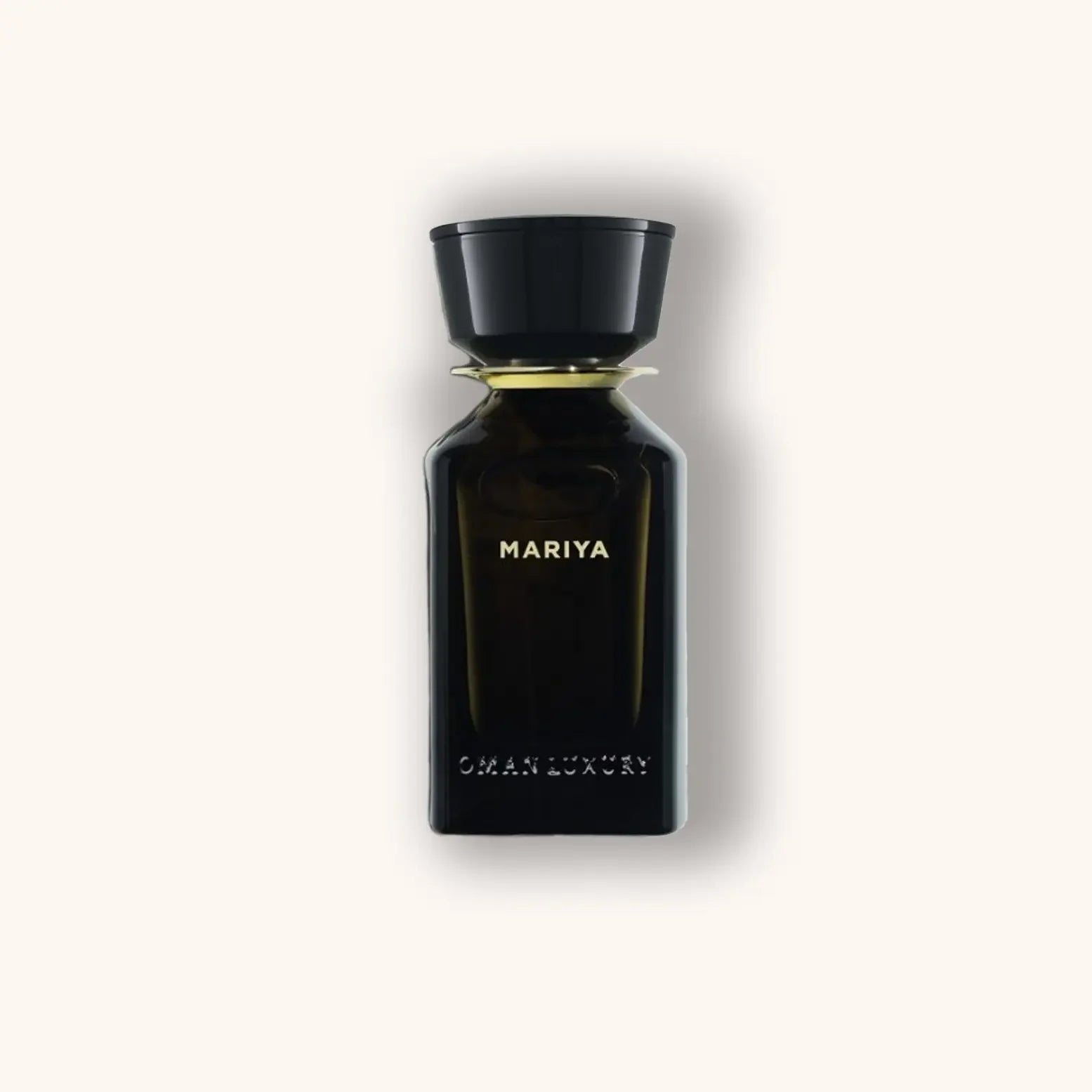 Een slanke zwarte flacon met het opschrift "MARIYA" van Omanluxury, voorzien van een minimalistisch design dat elegantie en verfijning uitstraalt.