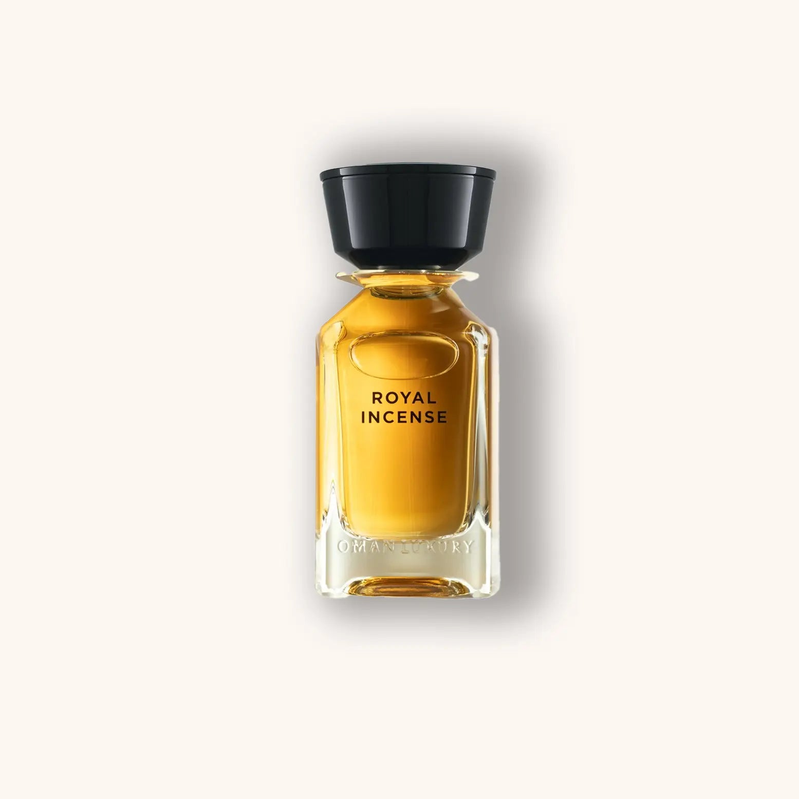 Een slanke glazen flacon van Omanluxury Royal Incense, met een gouden vloeistof en een zwarte dop, elegant gelabeld met "Royal Incense." Deze luxueuze geur vangt de essentie van weelde en traditie.