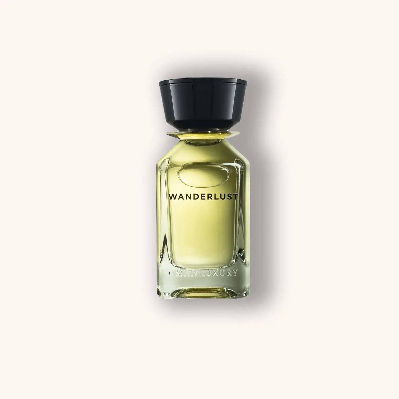 Een slanke glazen parfumflacon met het opschrift 'Wanderlust' van Omanluxury, voorzien van een minimalistisch design met een zwarte dop en een elegante gele geurvloeistof.
