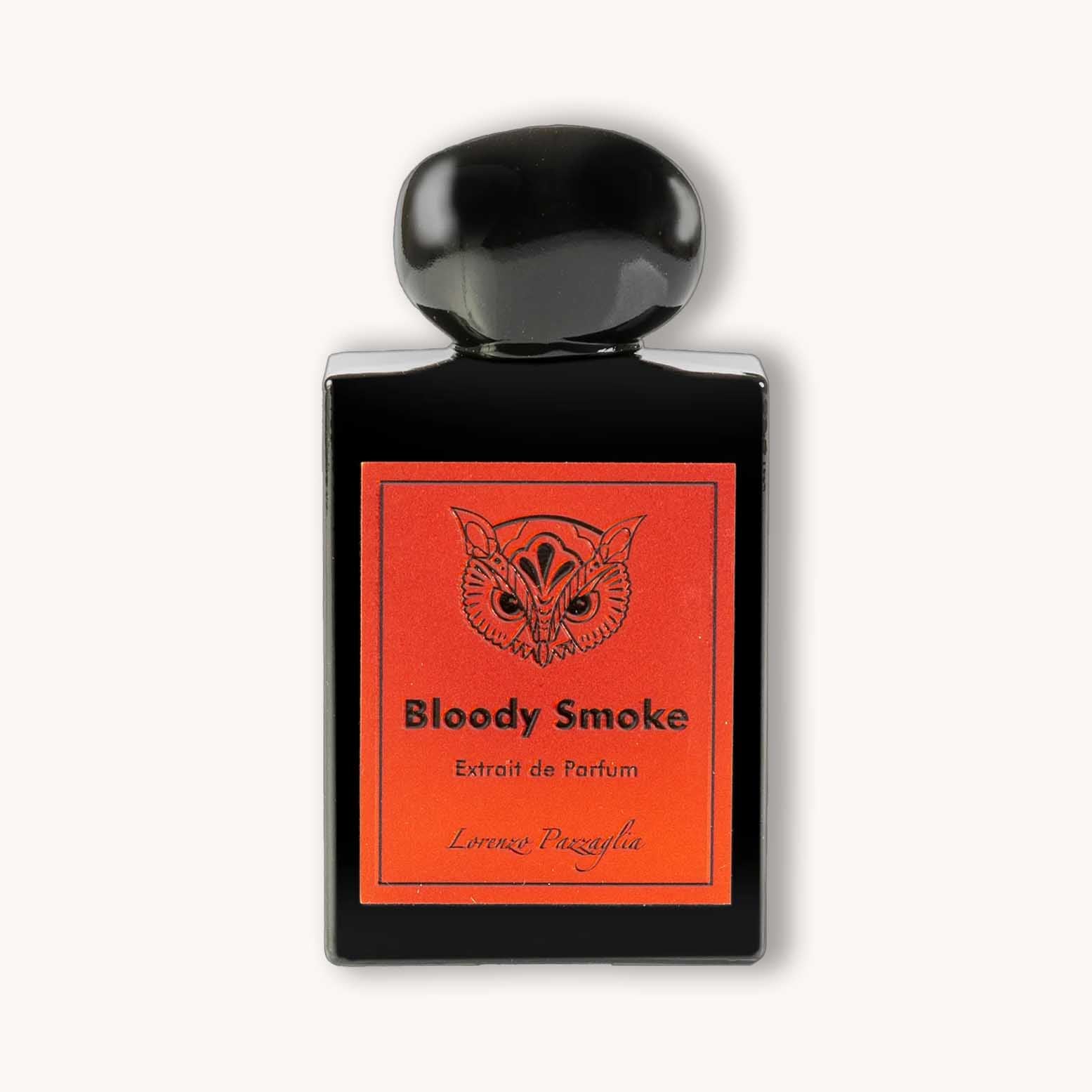 Fles van het parfum Bloody Smoke van Lorenzo Pazzaglia, met een zwart glazen flacon en een zwarte dop. Het vurige rode etiket toont een gestileerde uil en de tekst "Bloody Smoke – Extrait de Parfum – Lorenzo Pazzaglia", wat een mysterieuze en krachtige uitstraling weerspiegelt.