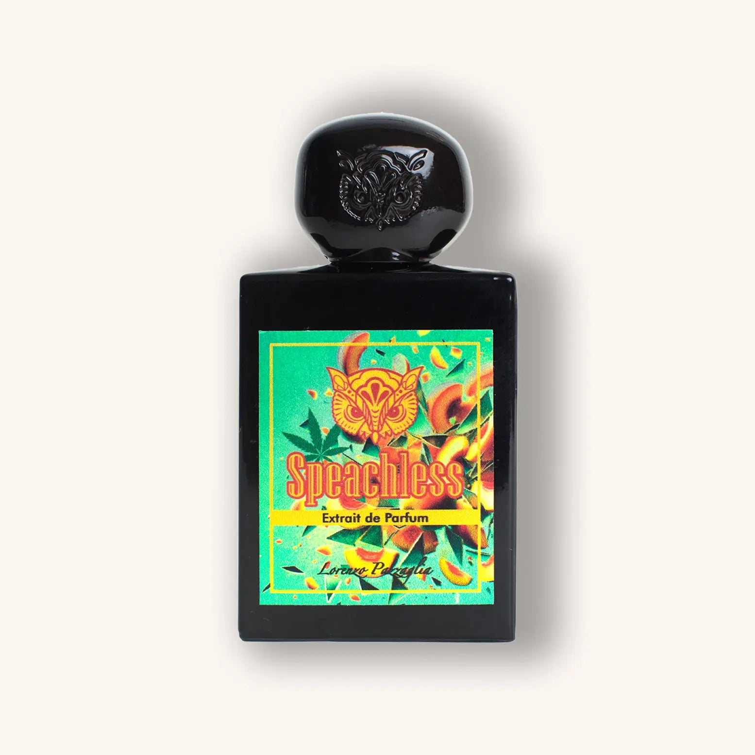 Zwarte parfumfles met kleurrijk etiket waarop een oranje Lorenzo Pazzaglia logo en de tekst "Speachless Extrait de Parfum" van Lorenz Pazzaglia staan.
