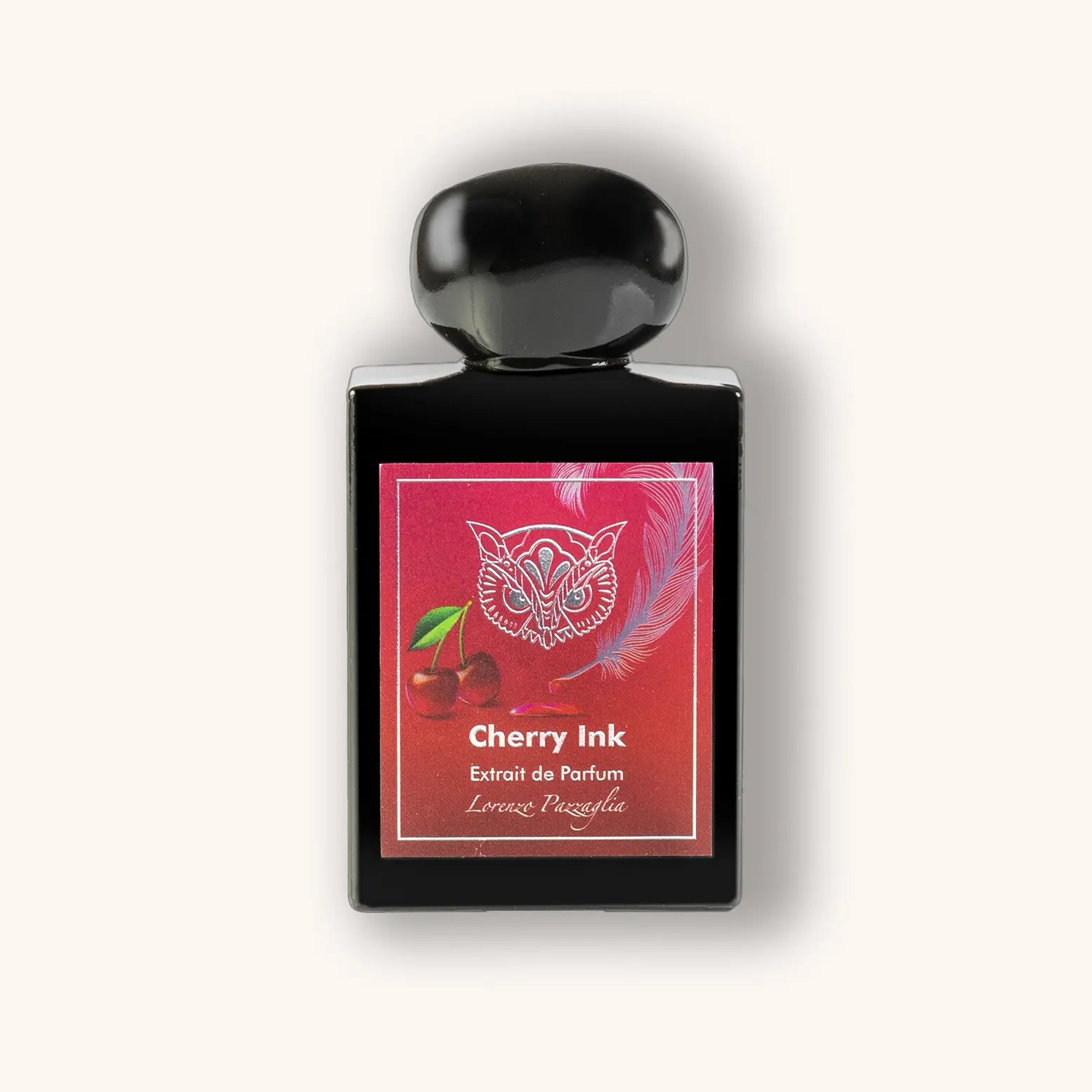 Fles van het parfum Cherry Ink door Lorenzo Pazzaglia, met een donker glazen flacon en een zwart glanzende dop. Het etiket is rood met een kersenillustratie, een veer en een abstract uilensymbool, met de tekst "Cherry Ink – Extrait de Parfum – Lorenzo Pazzaglia".