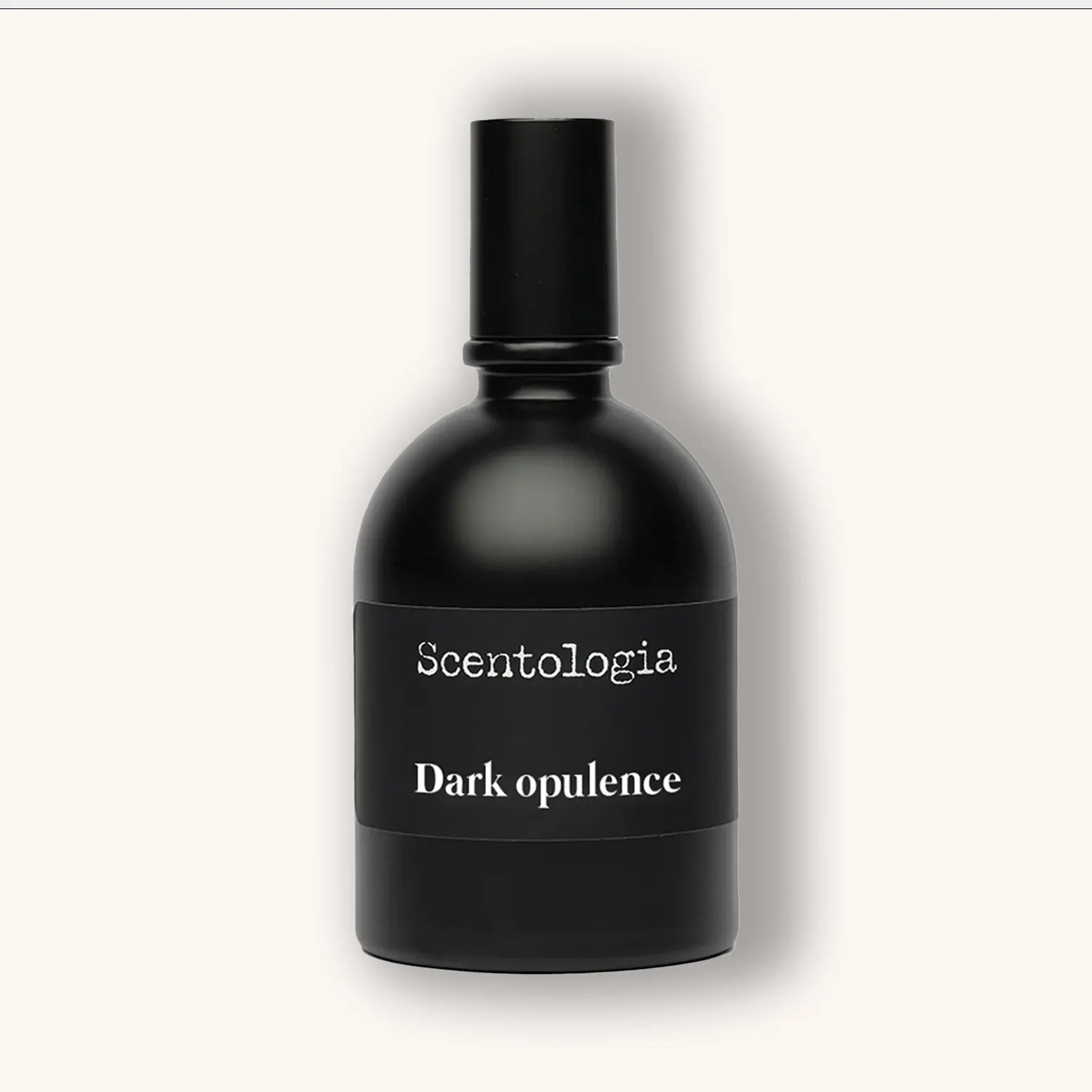 Matte zwarte flacon van Scentologia Dark Opulence Parfum Extrait, met minimalistisch zwart label en witte belettering.