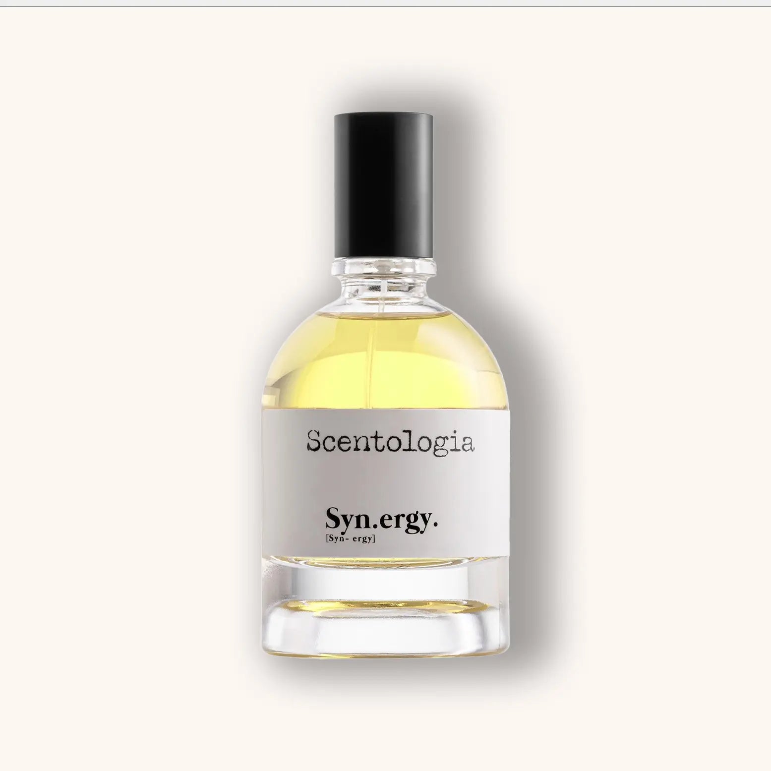 Heldere glazen flacon van Scentologia Syn.ergy. Parfum Extrait, gevuld met lichtgele vloeistof, wit label en zwarte dop.