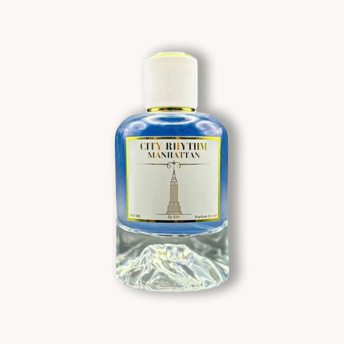 Luxe blauwe flacon van City Rhythm Manhattan Parfum Extrait, met witte dop, gouden rand en een minimalistisch etiket met Empire State Building illustratie.