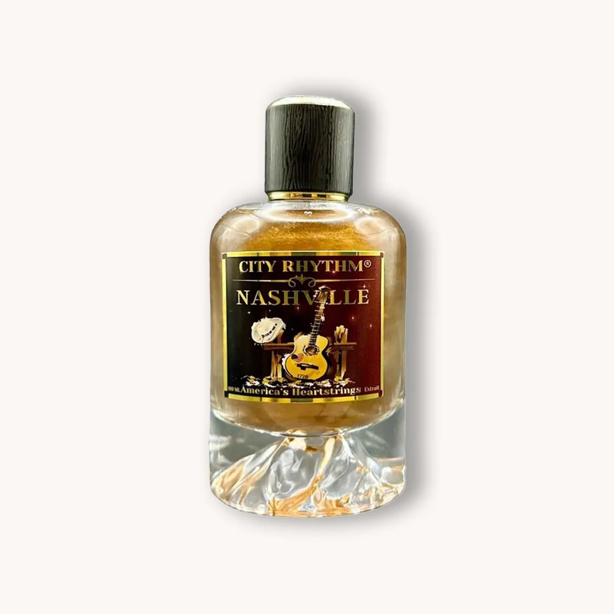 Goudkleurige flacon van City Rhythm Nashville Parfum Extrait, met zwarte houten dop en label met countrythema: gitaar, hoed en whiskyglas op donkere achtergrond.