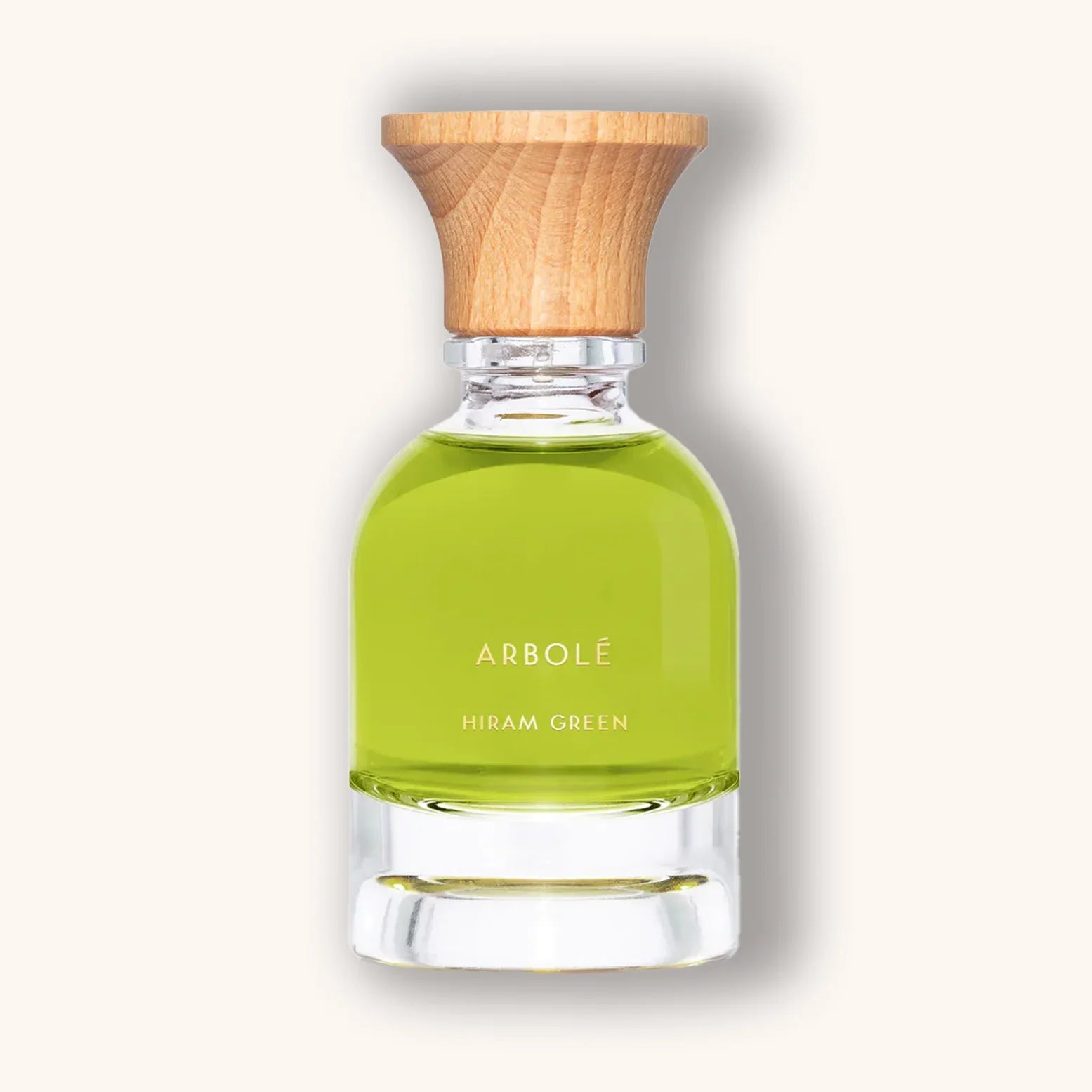 Hiram Green Arbolé natuurlijke parfumflacon met groene vloeistof en houten dop op een neutrale achtergrond.