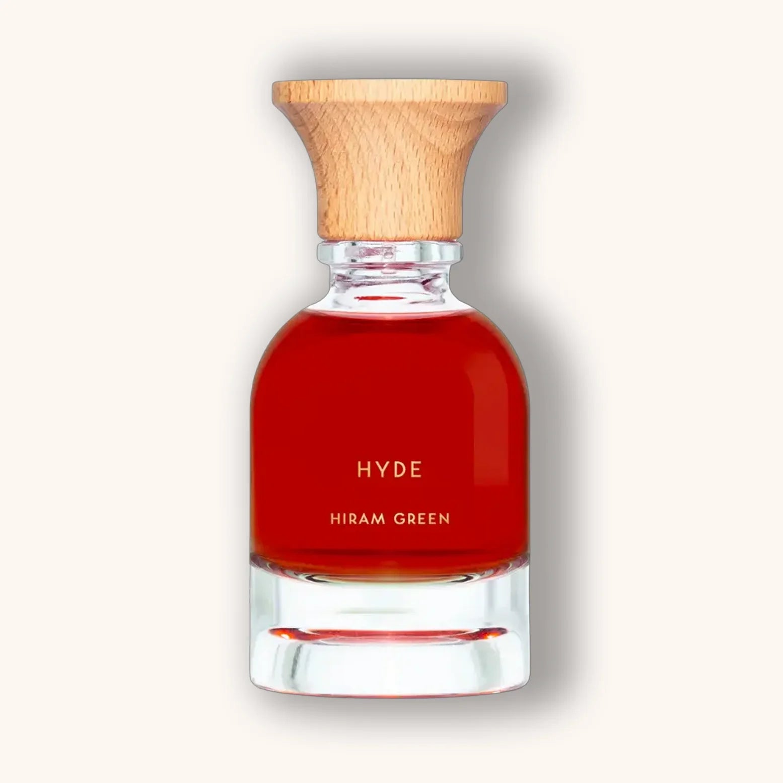 Hiram Green Hyde geur in een dieprode natuurlijke parfumflacon met houten dop en minimalistische stijl.