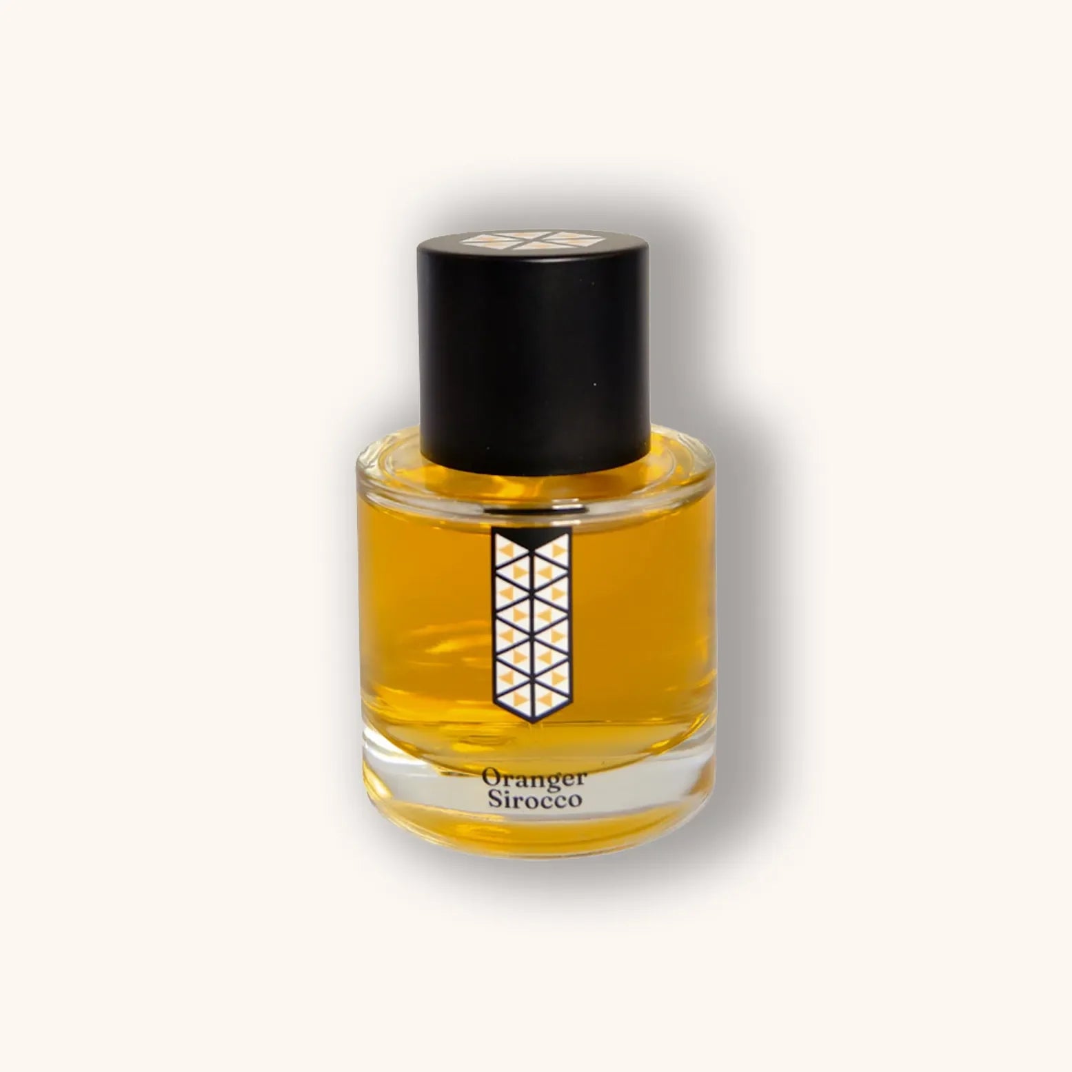 Ronde flacon van Les Indémodables Oranger Sirocco met goudgele inhoud, zwarte dop en geometrisch donker oranje-zwart label.
