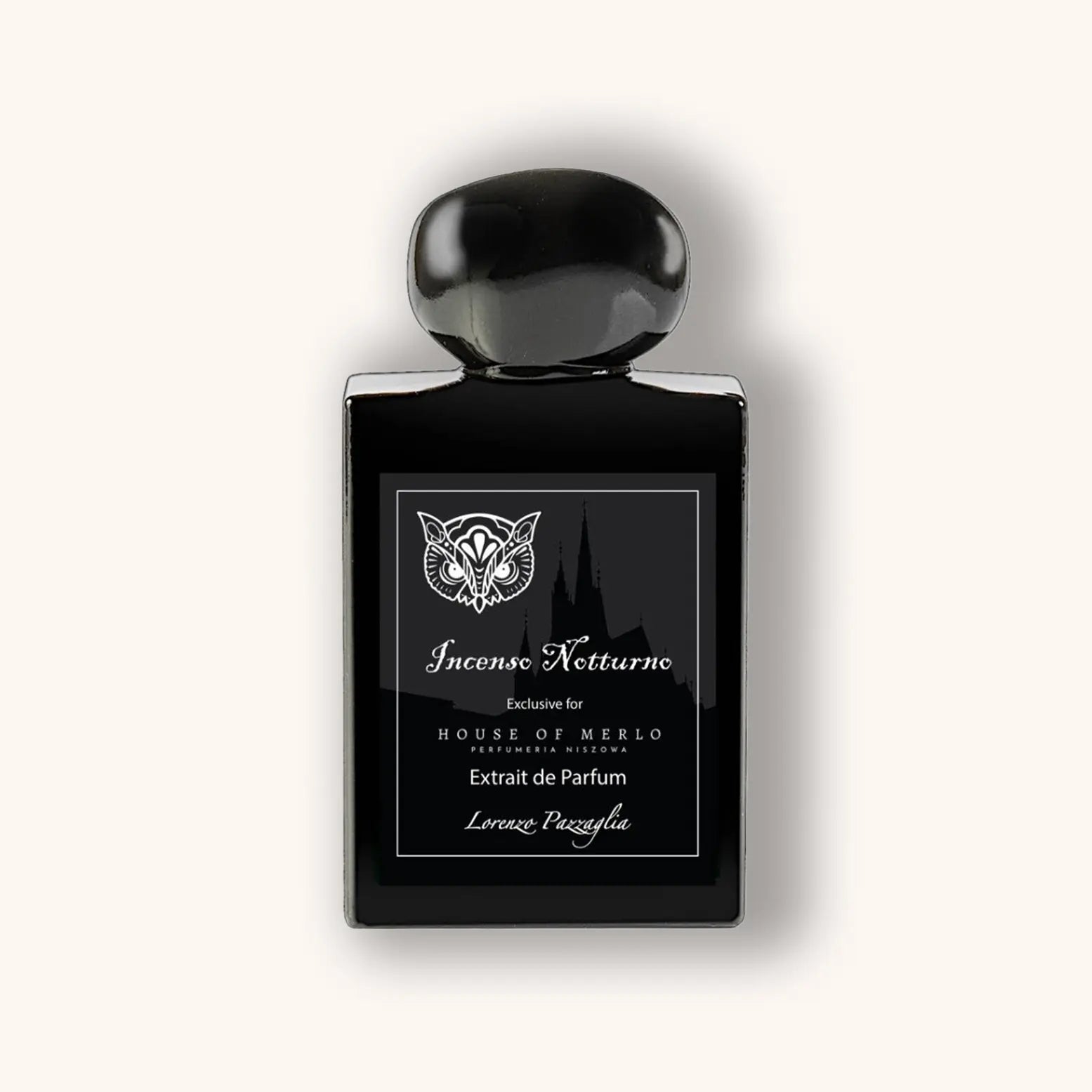 Luxe zwarte flacon van Lorenzo Pazzaglia Incenso Notturno Extrait de Parfum, exclusief gecreëerd voor House of Merlo, met zilverkleurige details en elegant etiket.