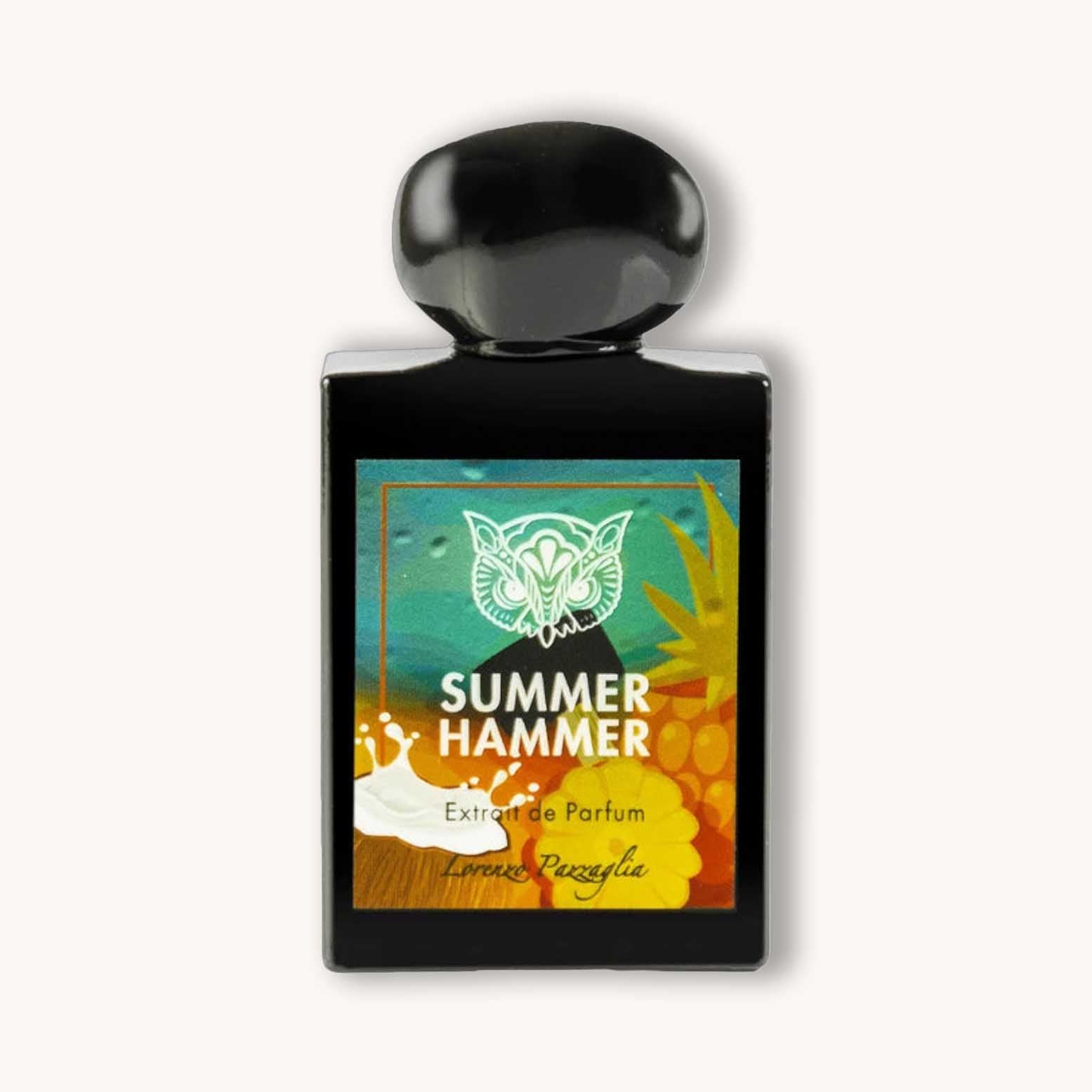 Fles van het parfum Summer Hammer van Lorenzo Pazzaglia, met een zwart glazen flacon en glanzend zwarte dop. Het kleurrijke etiket toont een tropisch ontwerp met ananas, kokosmelk en zonnestralen, samen met de tekst "Summer Hammer – Extrait de Parfum – Lorenzo Pazzaglia", wat een levendige en zomerse sfeer oproept.