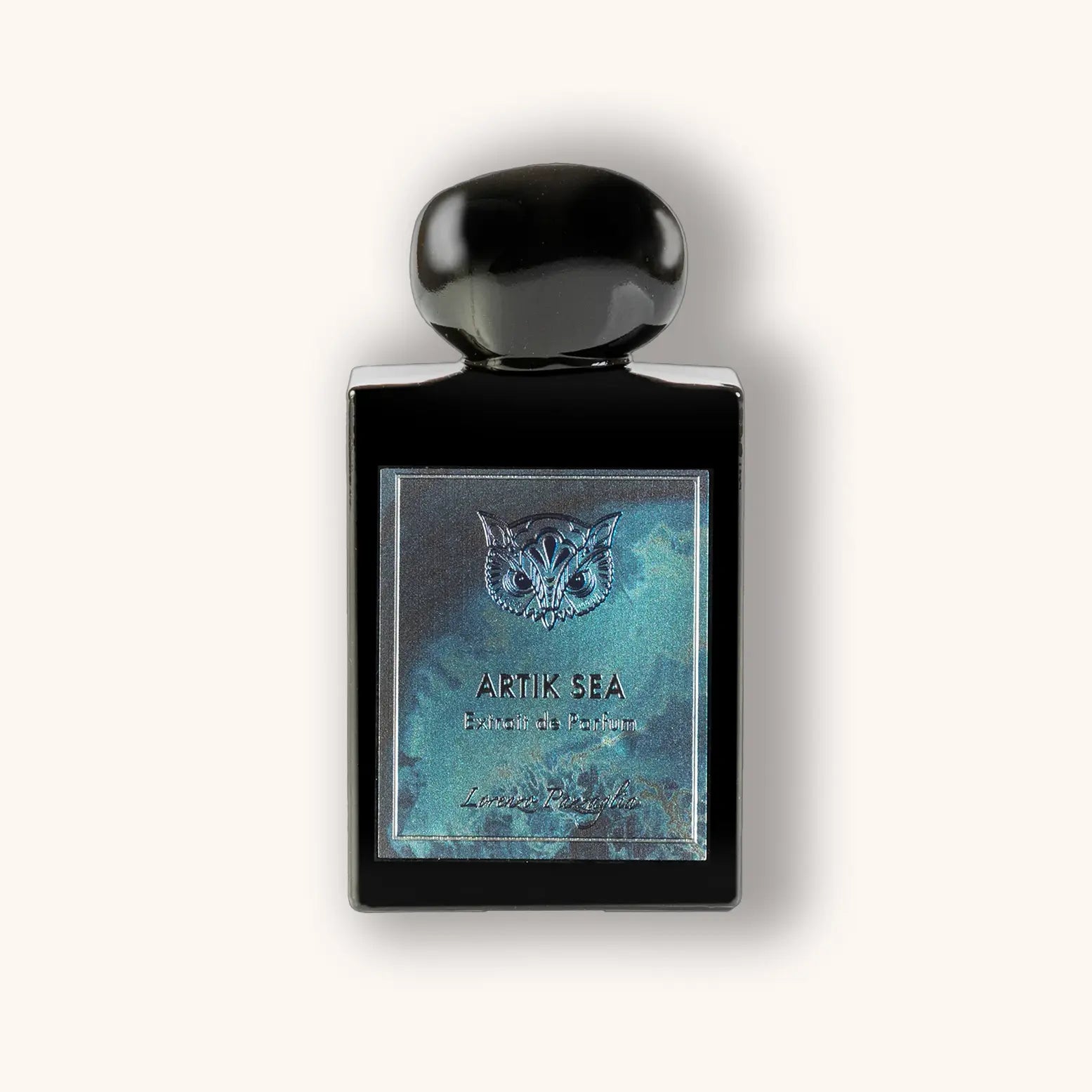 Fles van het parfum Artik Sea van Lorenzo Pazzaglia, met een donker glazen flacon en zwarte glanzende dop. Het blauwgroene etiket toont een gestileerde uil en de tekst "Artik Sea – Extrait de Parfum – Lorenzo Pazzaglia"