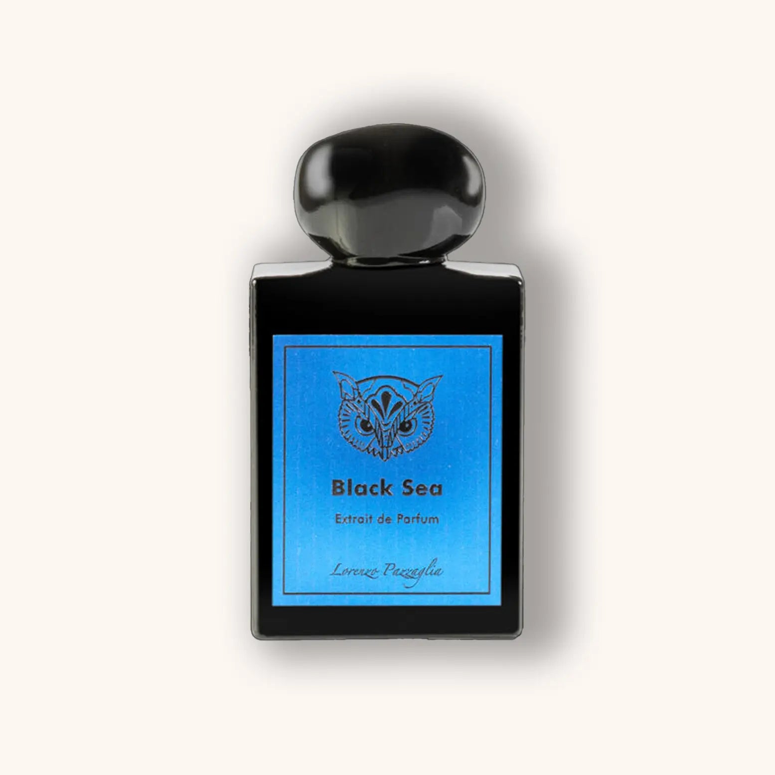 Zwarte flacon van Lorenzo Pazzaglia met blauwe labelopdruk – Black Sea Extrait de Parfum, een uniseks geur geïnspireerd op de zee.