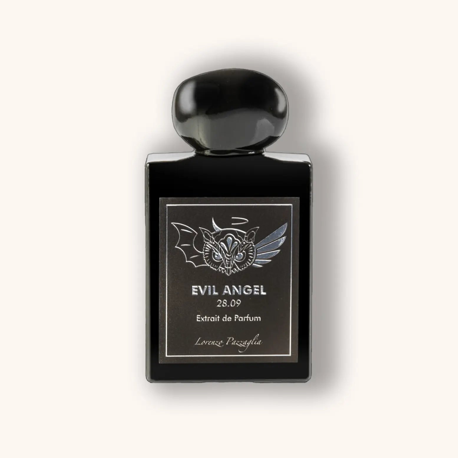  Fles van het parfum Evil Angel (28.09) van Lorenzo Pazzaglia, met een donker glazen flacon en een glanzende zwarte dop. Het zilverkleurige etiket toont een gestileerde vleermuis- en engelvleugelcombinatie rond een uilensymbool, met de tekst "Evil Angel 28.09 – Extrait de Parfum 