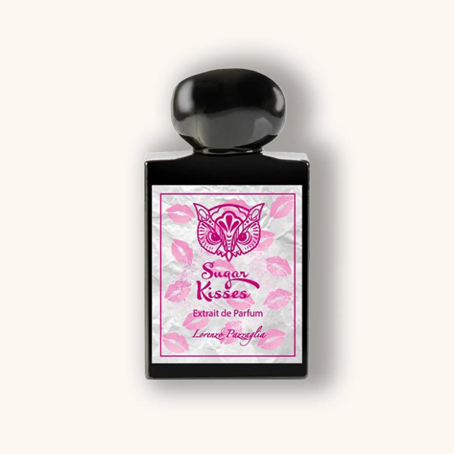 Fles van het parfum Sugar Kisses van Lorenzo Pazzaglia, met een donker glazen flacon en een zwarte glanzende dop. Het etiket is wit met roze lipafdrukken, bevat een gestileerd uilensymbool in roze en de tekst "Sugar Kisses – Extrait de Parfum – Lorenzo Pazzaglia"