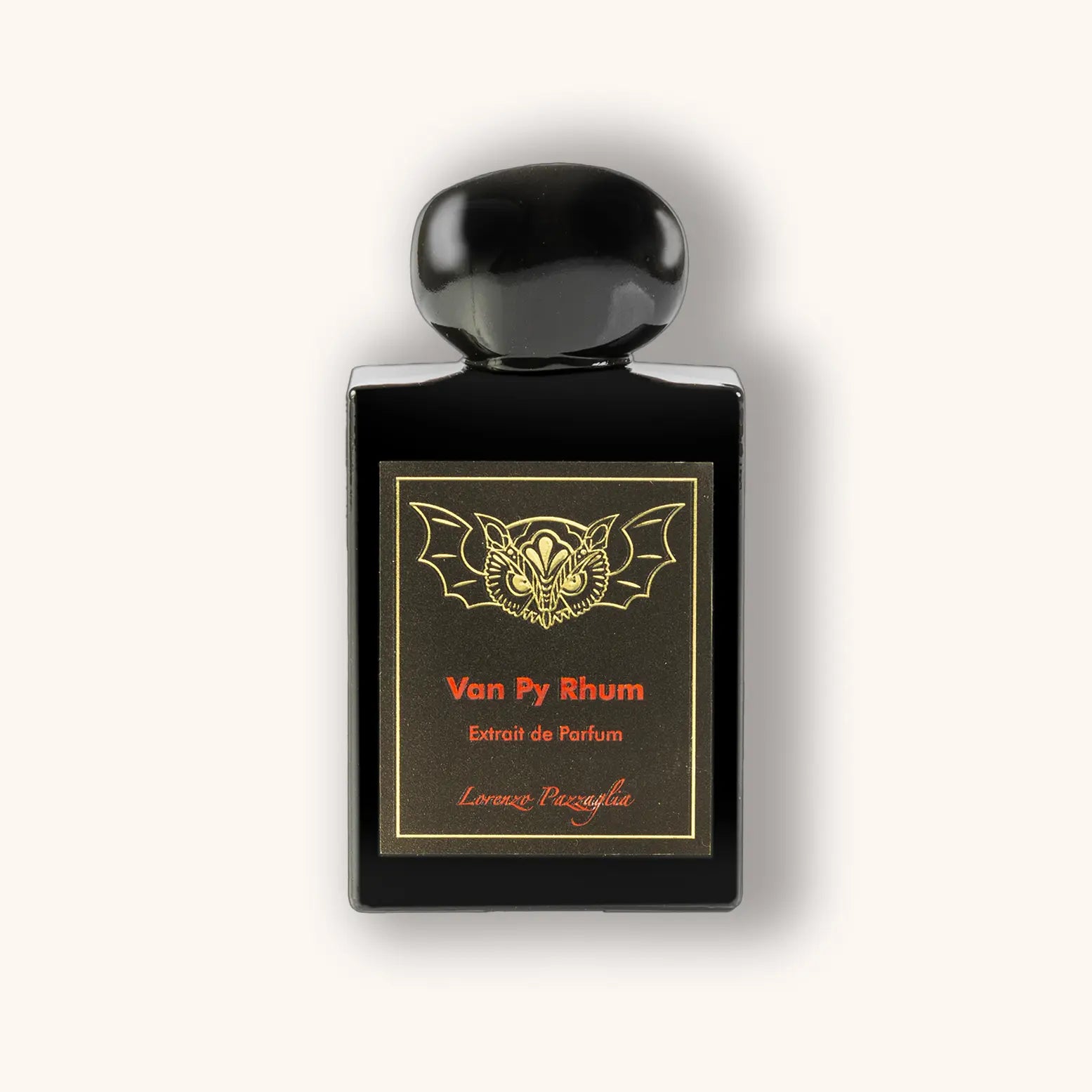 Fles van het parfum Van Py Rhum van Lorenzo Pazzaglia, met een donker glazen flacon en zwarte dop. Het zwarte en gouden etiket toont een uil met vleermuisvleugels en de tekst "Van Py Rhum – Extrait de Parfum – Lorenzo Pazzaglia" in goud en rood, met een luxueuze, warme uitstraling.
