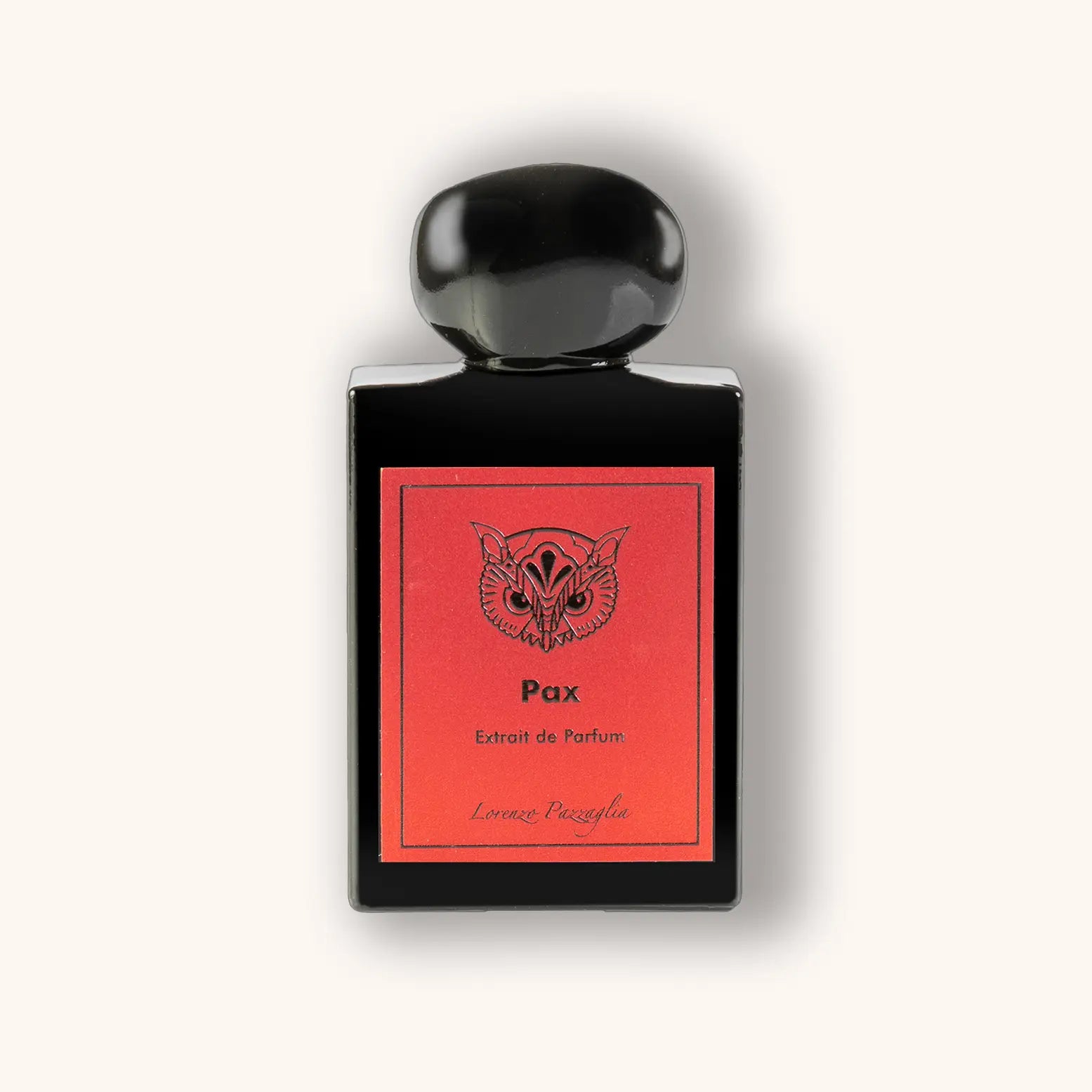 Fles van het parfum Pax van Lorenzo Pazzaglia, met een donker glazen flacon en een glanzend zwarte dop. Het rode etiket toont een gestileerd uilensymbool in zwart en bevat de tekst "Pax – Extrait de Parfum – Lorenzo Pazzaglia"