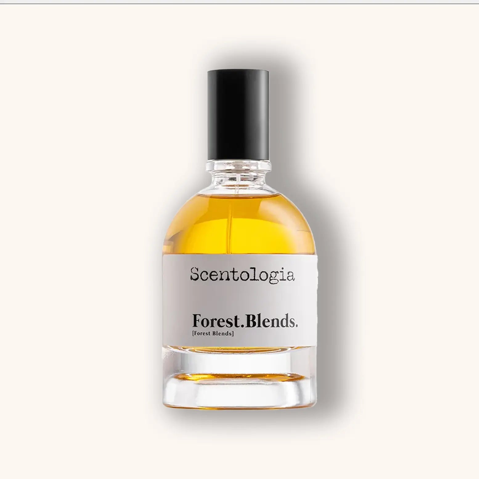 Heldere glazen flacon van Scentologia Forest.Blends. Parfum Extrait, met diep amberkleurige vloeistof en minimalistisch wit label.