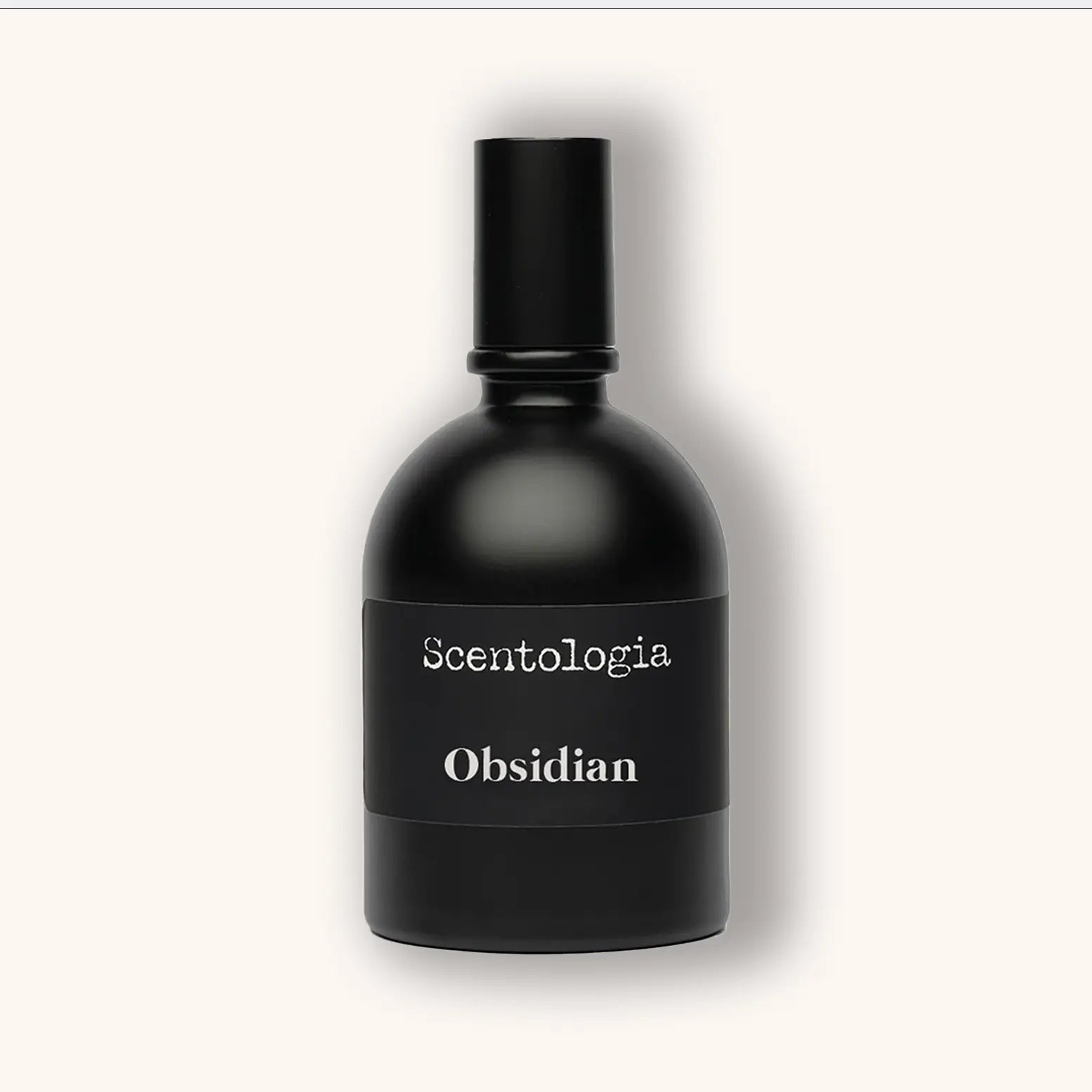 Matte zwarte flacon van Scentologia Obsidian Parfum Extrait, voorzien van strak zwart label met witte tekst.
