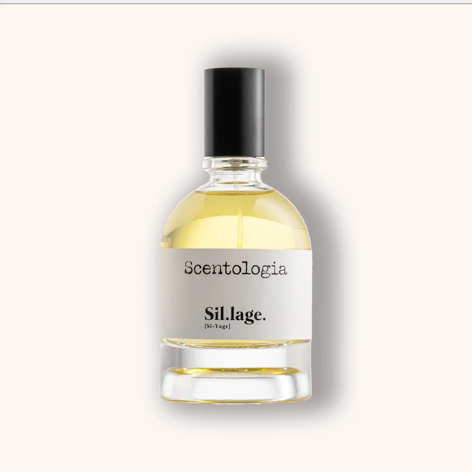 Heldere glazen flacon van Scentologia Sil.lage. Parfum Extrait, met lichtgele vloeistof en minimalistisch wit label met zwarte typografie.